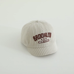 Detail der Brooklyn-Stickerei auf der weichen Baby-Baseballkappe aus Kord