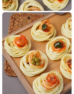 Vue macro de modèles de spaghetti réalistes avec crevettes sur un plateau en bois