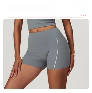 Détail du short de yoga taille haute avec coutures contrastées 3D blanches et tissu gris