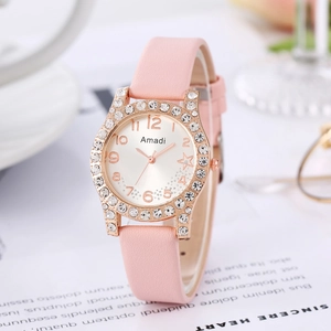 Dettaglio cinturino in pelle rosa e lunetta in cristallo oro rosa su orologio Amadi