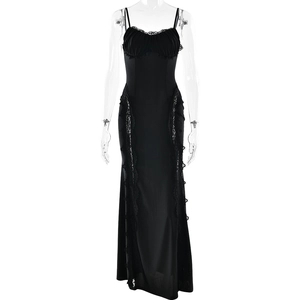 Robe longue noire ajustée en dentelle avec volants élégants et fente latérale sexy