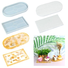 Vista macro di stampi in silicone ovali e rettangolari per vassoi fai-da-te con foglia oro