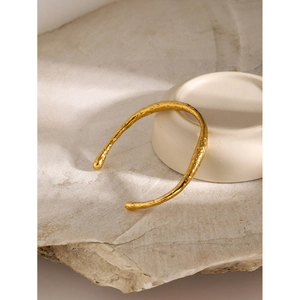 Minimalistischer offener Armreif aus 18k Gold Edelstahl mit gehämmerter Textur