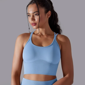 Détail du soutien-gorge de sport bleu clair avec maille sans couture et bande large