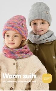 Detalle de conjunto de gorro y bufanda de punto suave para niños de 2 a 8 años