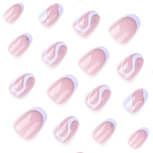 Kurze runde Kunstnägel im French-Style mit lila Wellen und weißen Sternmustern