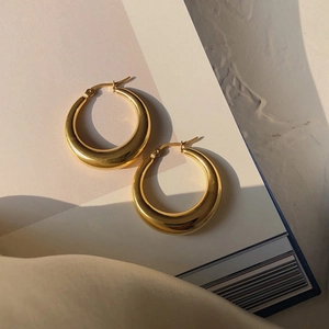 Pendientes de aro dorados gruesos en forma de gota hechos de plata de ley 925