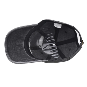 Détail macro de l'intérieur d'une casquette en coton gris foncé avec bandeau interne