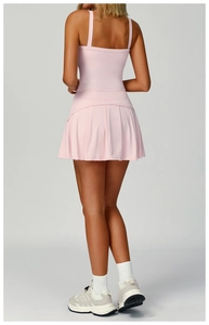 Vista trasera de vestido deportivo plisado rosa con corte entallado para tenis o correr