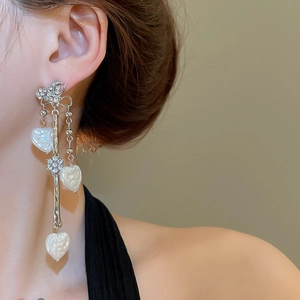 Détails de boucles d'oreilles papillon en argent avec franges et perles de cœur