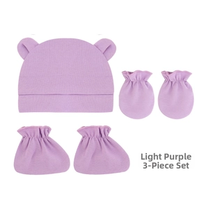 Ensemble nouveau-né violet clair comprenant bonnet à oreilles, moufles et chaussons