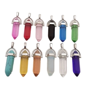 Set van 12 zeshoekige natuursteen kristallen hangers met zilveren oogjes op witte achtergrond