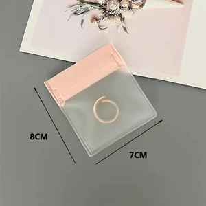 Sacchetto per gioielli in EVA trasparente con sigillo rosa da 8x7cm e anello d'oro