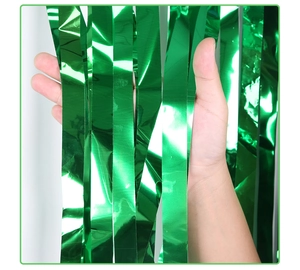 Primer plano de cortina de flecos verde metalizado para decoraciones de fiestas de fútbol