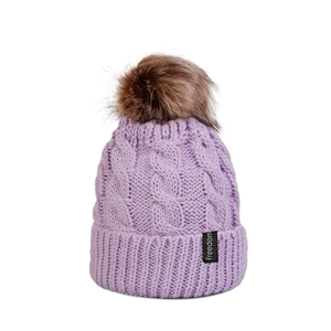 Détail du bonnet en maille torsadée lavande avec pompon marron et étiquette Freedom