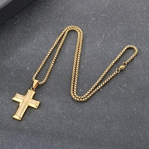 Collier pendentif croix en acier titane plaqué or 18k avec chaîne vénitienne
