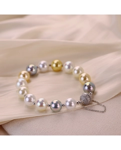 Détail de perles multicolores avec fermoir magnétique pavé de diamants et chaîne de sécurité