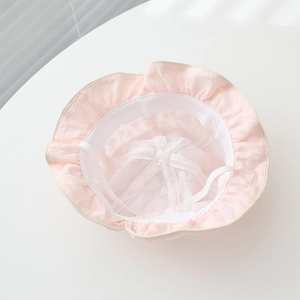 Détails de l'intérieur du chapeau de soleil rose pour bébé avec doublure en maille