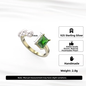 Detailansicht aus S925 Sterlingsilber Ring mit Perlen und grünem Zirkonia-Stein