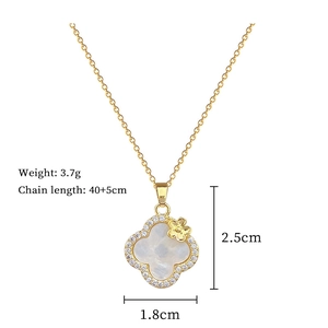 Detail of four-leaf clover necklace with dimensions and weight in white and gold