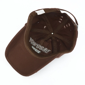 Casquette de baseball marron en coton lavé avec broderie Boston et détails vintage usés