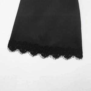 Jupe-short noire pour femme avec bordure en dentelle délicate sur l'ourlet de style