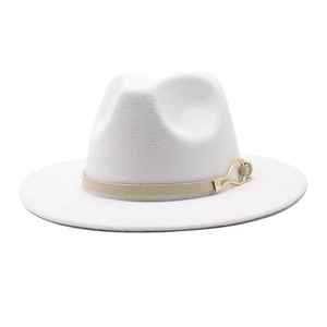 Gros plan détaillé du chapeau fedora beige avec son ruban en cuir marron et sa boucle dorée
