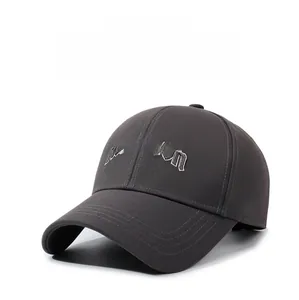 Vue détaillée de la broderie 3D MARASON sur une casquette en coton sergé gris foncé