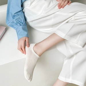 Beige cotton blend low cut boat socks for women with anti-slip heel tab design