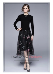 Dettaglio del ricamo a farfalla su gonna in tulle nero con top in maglia elegante