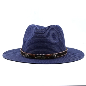 Chapeau de cowboy bleu en paille avec boucle plume en métal et large bord pare-soleil