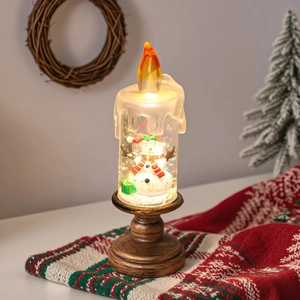 Détail de la bougie LED de Noël avec scène de bonhomme de neige et socle rustique
