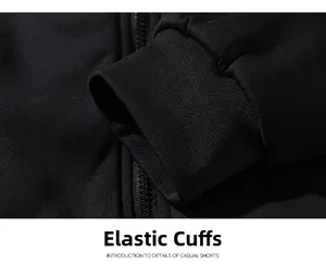 Détail du poignet élastique en maille côtelée et fermeture éclair en nylon noir