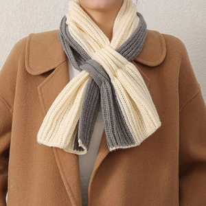Détail d'une écharpe en maille croisée avec motif colorblock beige et gris