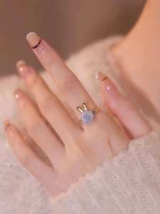 Nahaufnahme eines goldenen drehbaren Kaninchenrings mit Zirkonia am Modell