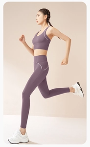 Vista laterale dei pantaloni da yoga viola a vita alta con strisce bianche sportive