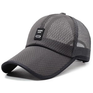 Dunkelgraue atmungsaktive Mesh-Baseballkappe mit Wabenstruktur und gewebtem Aufnäher