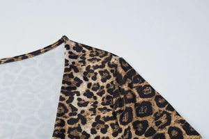 Gros plan sur le tissu en maille léopard montrant l'encolure et les coutures de la robe