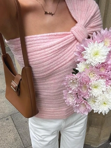 Haut en maille rose avec design torsadé élégant à l'épaule et style urbain chic