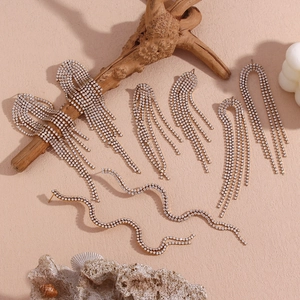 Boucles d'oreilles arquées plaquées or 18K avec pompons en zircon sur support rétro