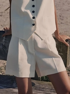 Chic cream sleeveless vest and high-waisted shorts set for elegant summer street style
