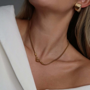 Elegant 18k gold plated heart necklace and twisted earrings set worn by a fashion model