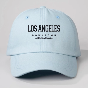 Détail du texte imprimé Los Angeles Downtown sur une casquette de baseball en coton bleu clair