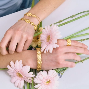 Vergoldetes Gänseblümchen-Schmuckset mit Blumenarmbändern und breitem Armreif