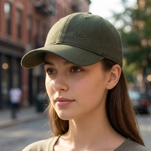 Casquette de baseball vert olive avec broderie FS FASHION portée par un mannequin dehors