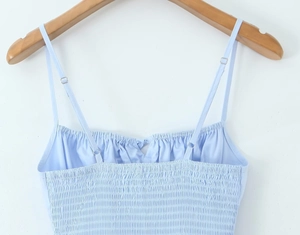 Détail de la robe en coton bleu clair avec bustier smocké et bretelles réglables
