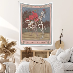 Détail de la tapisserie tarot THE FAIR-WEATHER FRIEND avec squelette et fleurs