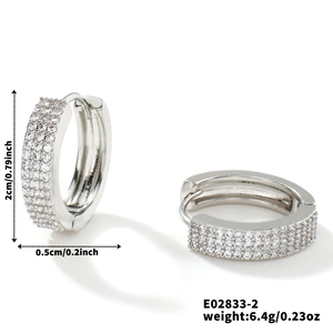 Vue détaillée des créoles en argent montrant une hauteur de 2cm et largeur de 0,5cm avec zircon