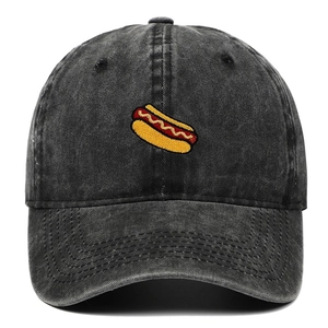 Détail de la broderie de hot-dog sur une casquette de baseball en coton gris foncé délavé