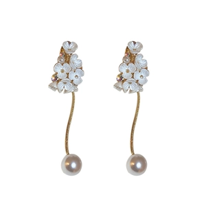 Eleganti orecchini a fiore con perni in argento, strass e nappe di perle per donna